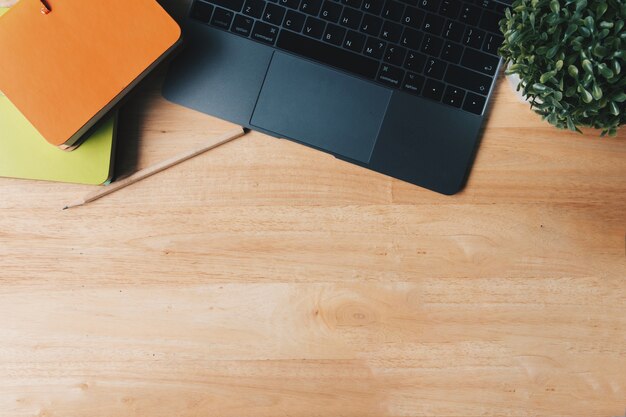 Mesa de escritorio de oficina con notebook, computadora portátil en la mesa de madera marrón