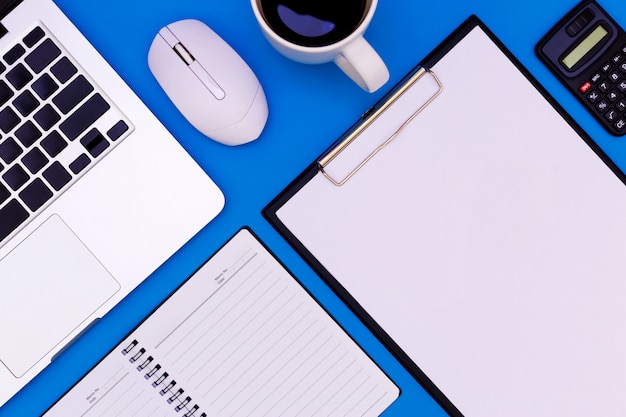 Mesa de escritorio de oficina plana puesta de trabajo moderno con laptop en mesa azul