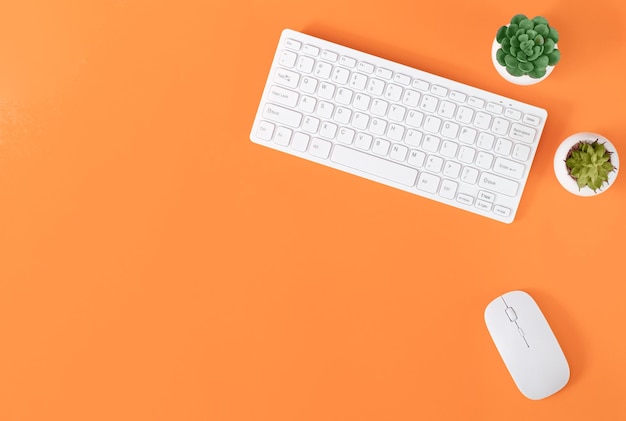 Foto mesa de escritorio de oficina con suministros para teclado de computadora