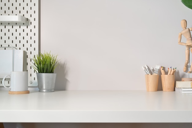 Foto mesa de espacio de trabajo de escritorio minimalista moderna y espacio de copia