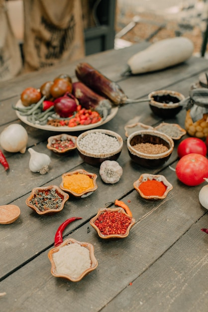 mesa con especias para cocinar verduras, mesa de cocina