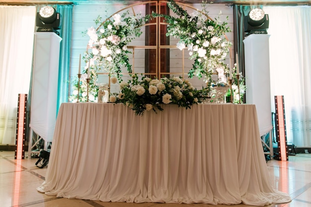 La mesa está bellamente decorada con flores y manteles para la decoración de la boda de los recién casados.