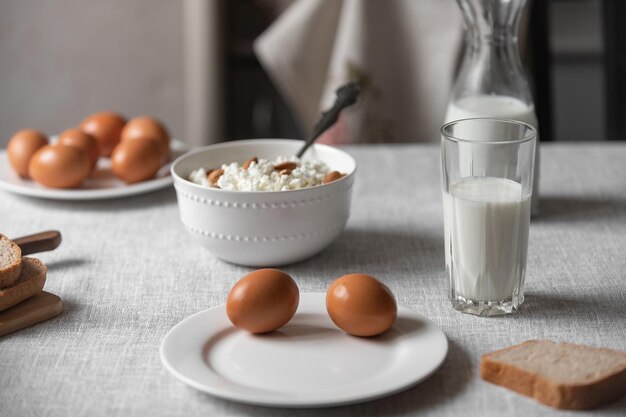 La mesa está cubierta con un mantel de lino y sobre ella se encuentran productos caseros naturales y saludables.