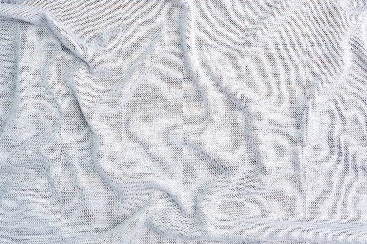 La mesa está hecha de material textil gris, la textura de una prenda de vestir.