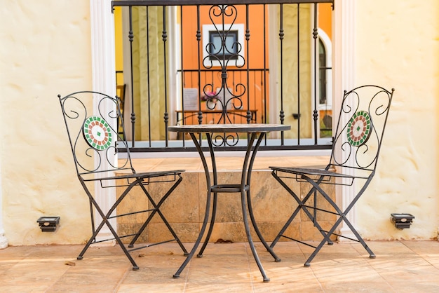 Mesa estilo toscana para la hora del café a la luz del día