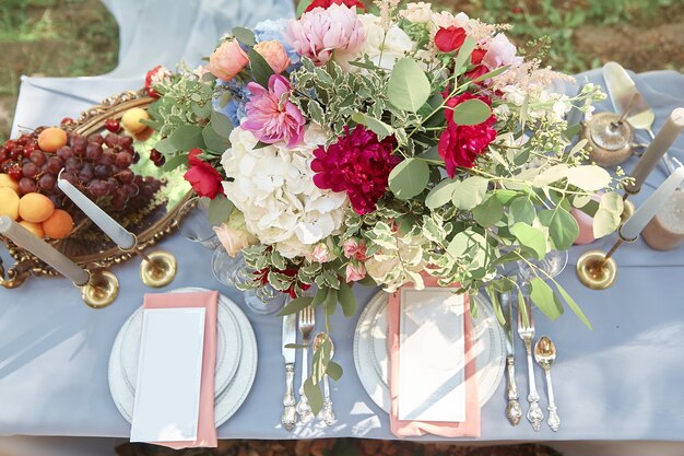 Mesa estilosa com frutas e flores para férias no exterior