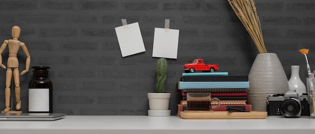 Mesa de estudio con libros y papelería.