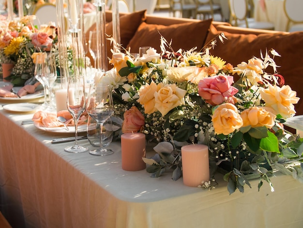 Mesa en el evento de recepción de bodas de lujo hermosas flores en la mesa y platos y vasos para servir un