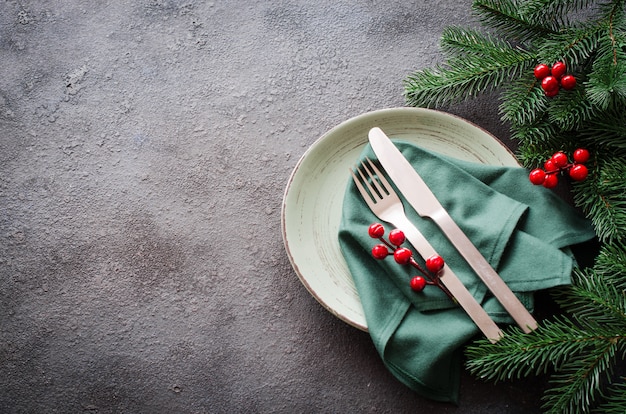 Mesa festiva para la cena de Navidad o Año Nuevo.