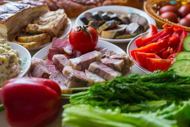 Mesa festiva com comida caseira do campo