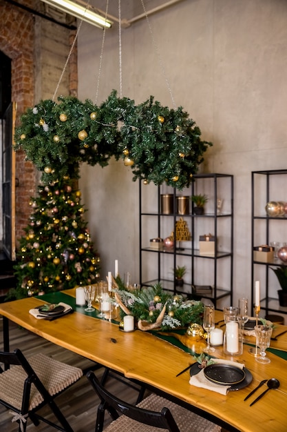 Mesa festiva com decoração rústica para o Natal