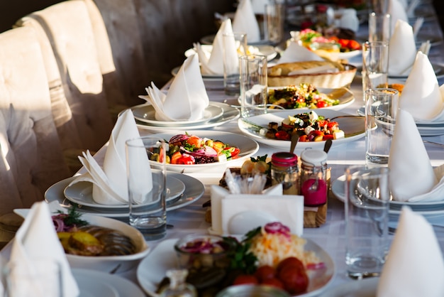 Mesa festiva com saladas