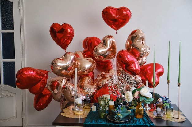 Mesa festiva en el comedor decorado para el Día de San Valentín