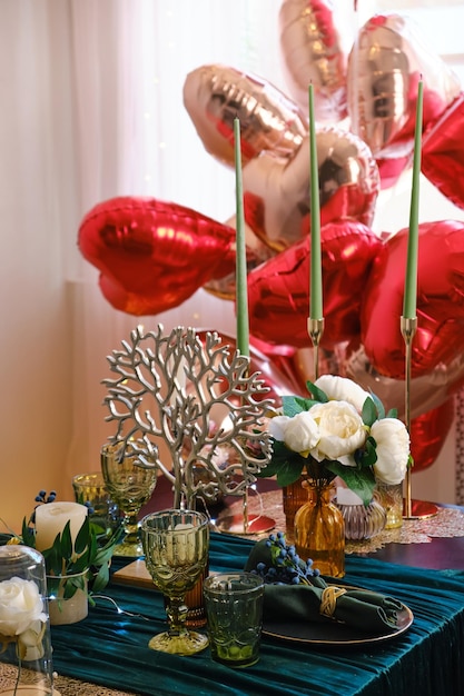 Mesa festiva en el comedor decorado para el Día de San Valentín