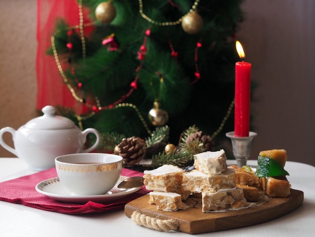 Mesa festiva de comida de natal com diferentes tipos de torrão