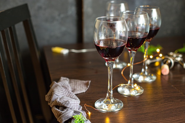 mesa festiva de vinho tinto em vidro configuração natal feriado festa ano novo