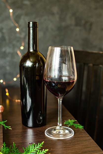 mesa festiva de vinho tinto em vidro configuração natal feriado festa ano novo