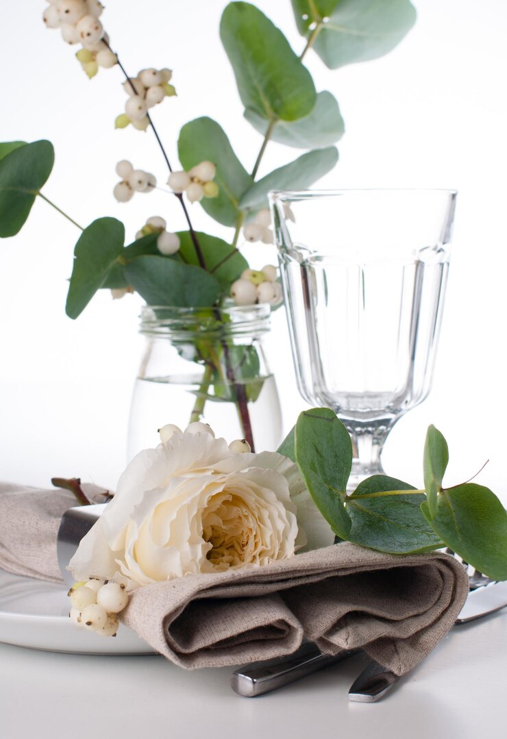 Foto mesa festiva con decoración floral.