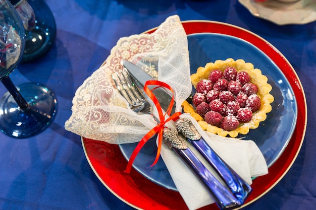 Mesa festiva decorada con frutas y bayas.