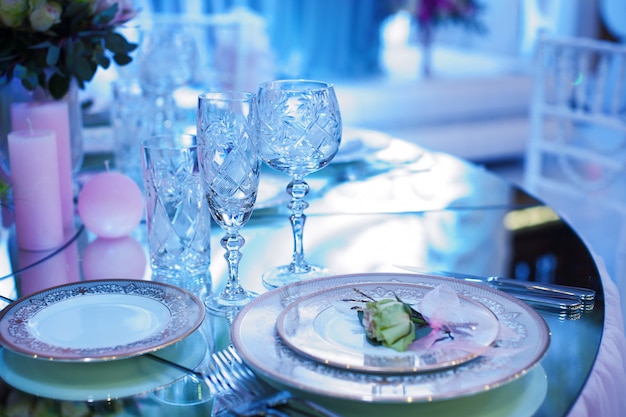 Mesa festiva decorada en el restaurante para Navidad en tono azul y blanco.