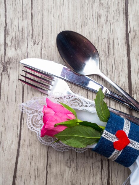 Foto mesa festiva para el día de san valentín con cubiertos de rosas y corazones en una mesa de madera blanca espacio para texto