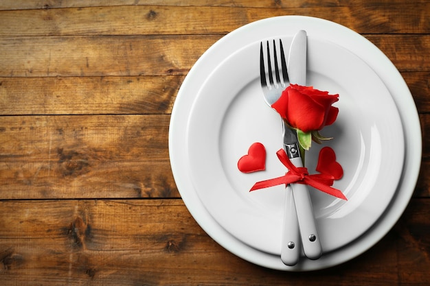 Mesa festiva para el Día de San Valentín en el fondo de la mesa de madera