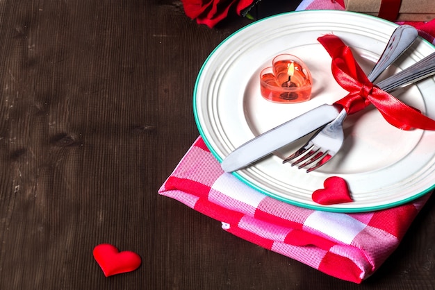 Mesa festiva para el día de San Valentín con tenedor, cuchillo y corazones