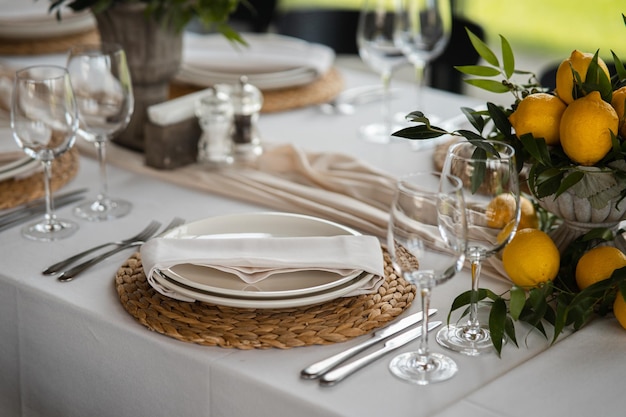 Mesa festiva en la fiesta de bodas decorada con arreglos de limón.