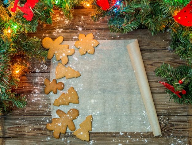 Mesa festiva con galletas navideñas.