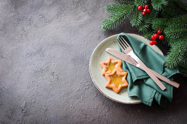 Mesa festiva de Navidad con decoraciones. Fondo concreto con espacio de copia.