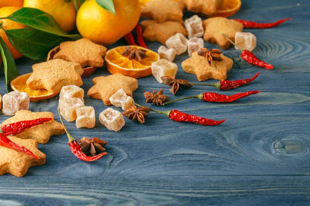 Mesa festiva de navidad con muchas frutas