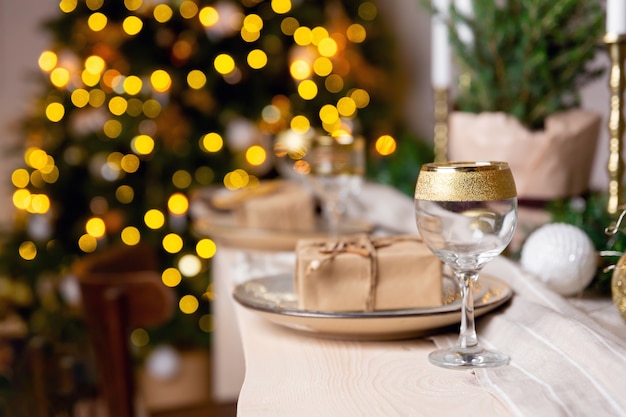 Mesa festiva de Navidad o año nuevo con copa de champán en la mesa