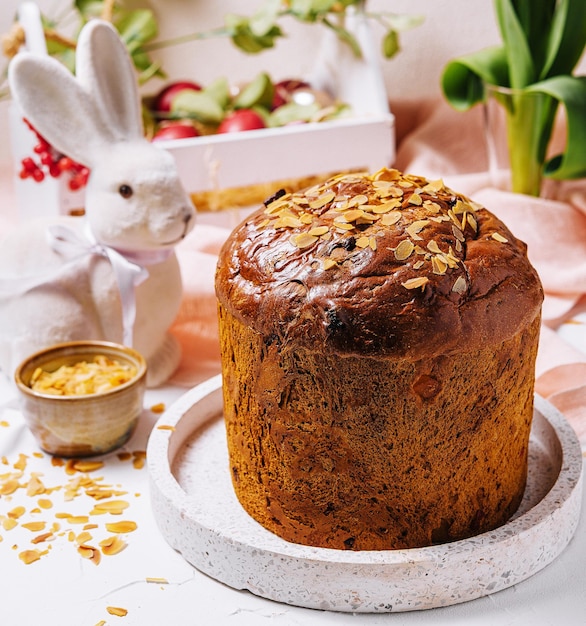 Mesa festiva de pascua con comida tradicional en casa