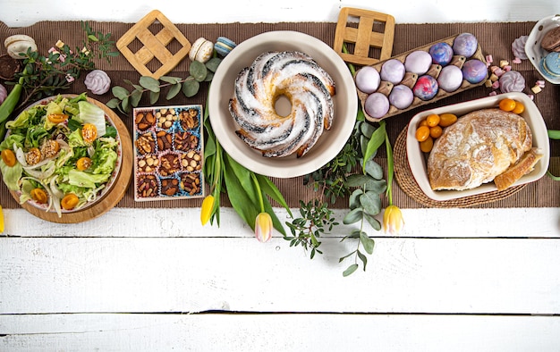 Para una mesa festiva de Pascua servida con comida.