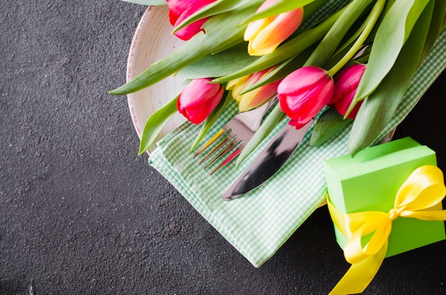 Mesa festiva con tulipanes para cumpleaños, día de la madre o para otras vacaciones.