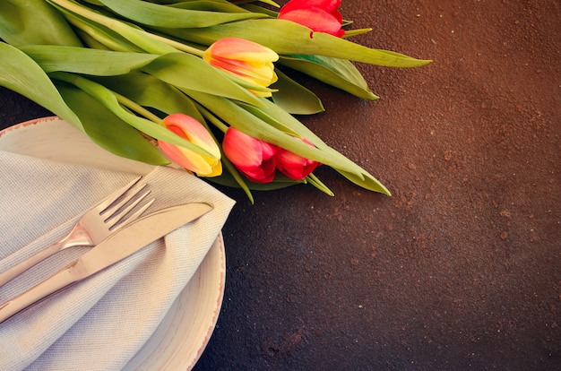 Mesa festiva con tulipanes para cumpleaños