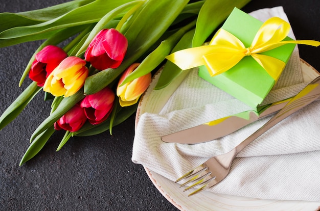 Mesa festiva con tulipanes para cumpleaños