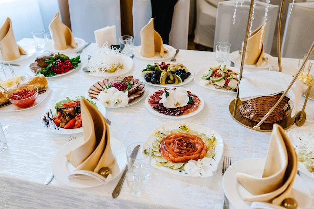 Mesa festiva con vajilla y comida Concepto de vacaciones en familia