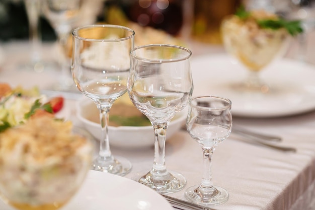 Mesa festiva con vasos y comida en la mesa.