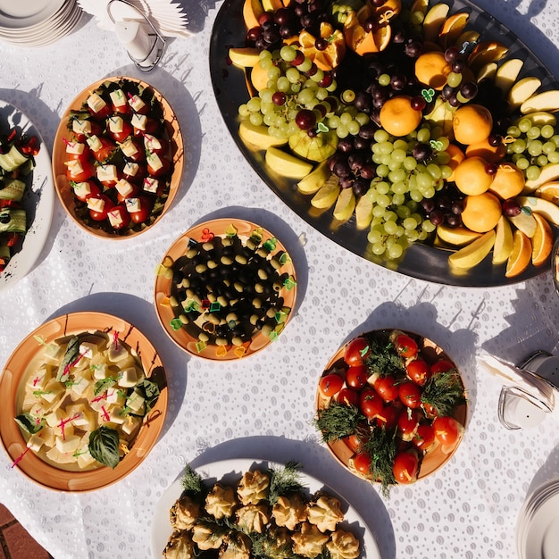 Mesa festiva vegetariana com frutas e legumes