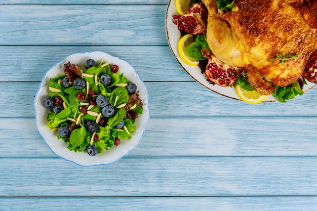 Mesa de fiesta con ensalada de primavera y pollo entero para vacaciones