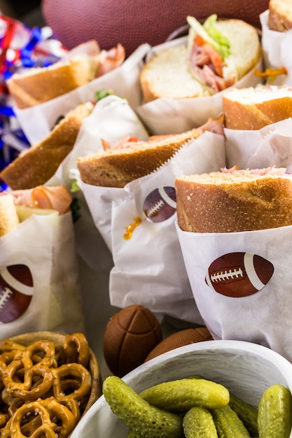 Mesa de fiesta de fútbol de día de juego con bocadillo y bocadillos.