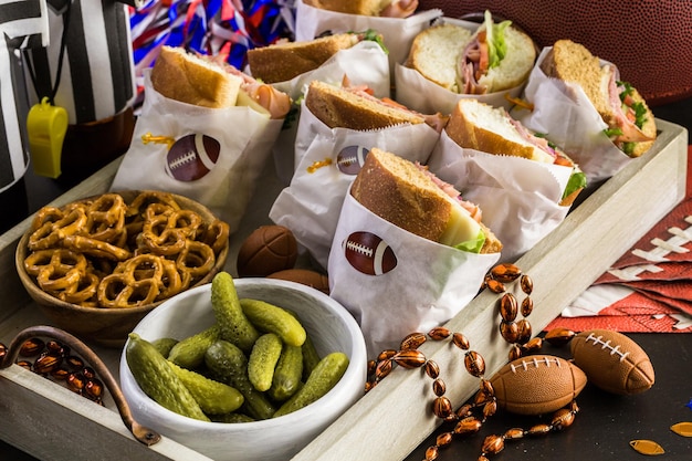 Mesa de fiesta de fútbol de día de juego con bocadillo y bocadillos.