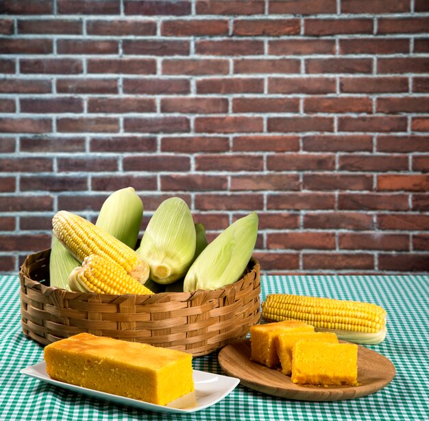 Mesa de la fiesta junina brasileña.