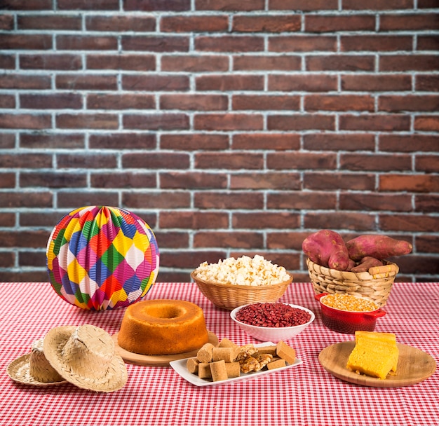 Mesa de la fiesta junina brasileña.