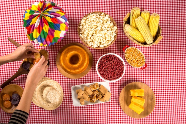 Mesa de la fiesta junina brasileña.