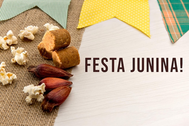 Foto mesa de fiesta de junio fiesta típica brasileña de junio maíz, maní, palomitas de maíz y piñones festa junina