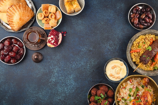Mesa de fiesta Ramadan kareem Iftar con una variedad de platos árabes tradicionales festivos, dulces, dátiles. Gran cena de Eid al-Fitr mubarak, vista superior. Comida de vacaciones islámicas, fiesta de Ramadán, espacio para texto