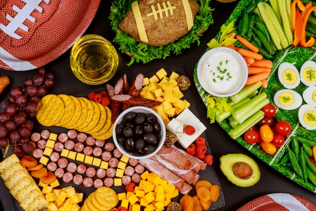 Mesa de fiesta para ver un partido de fútbol americano.