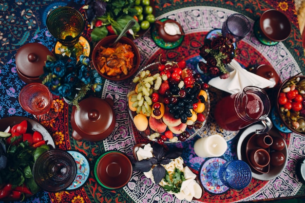 Mesa con florero de frutas y aperitivos en el picnic